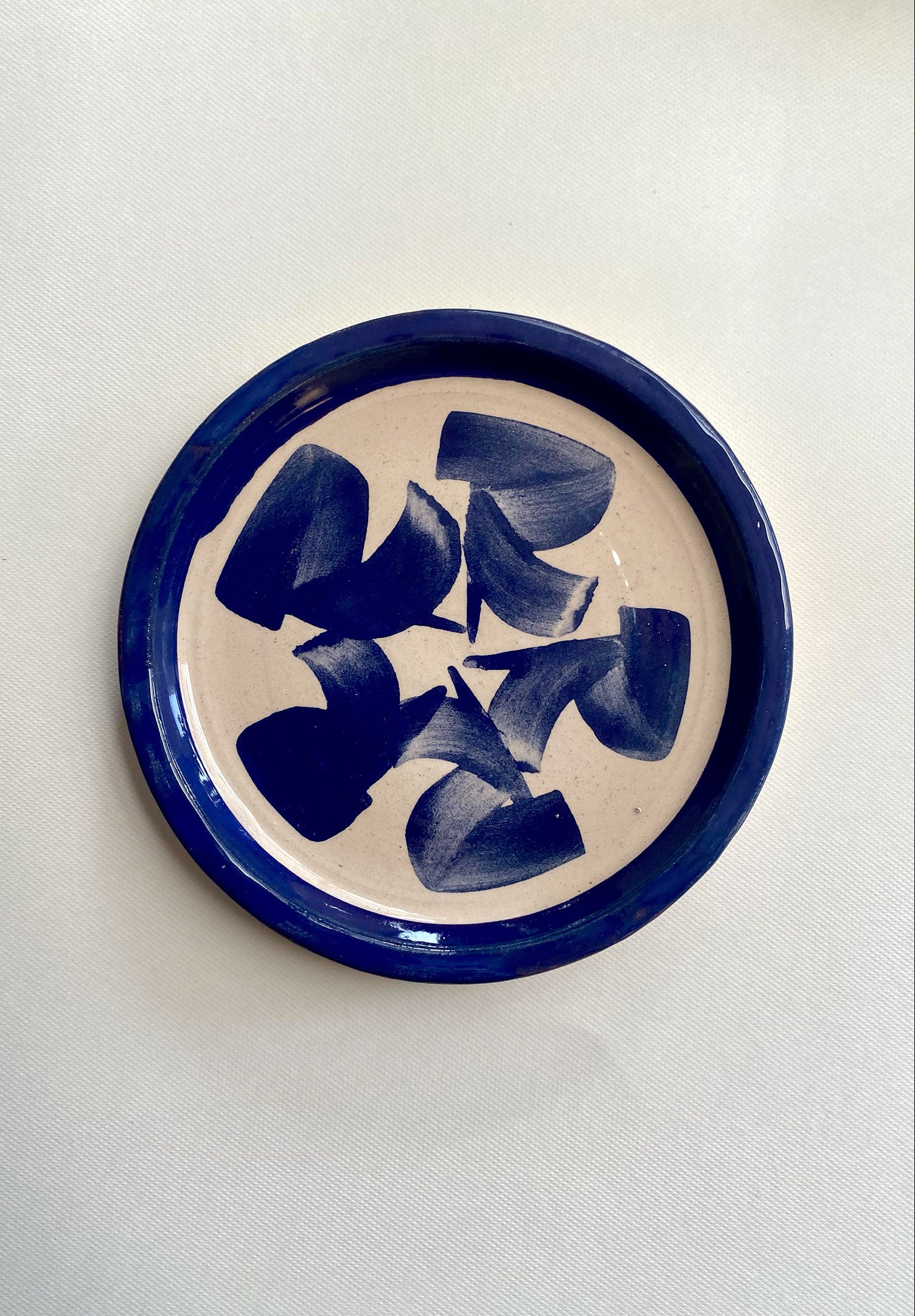 Posavasos en cerámica hechos y pintados a mano, color azul cobalto en la referencia RRR