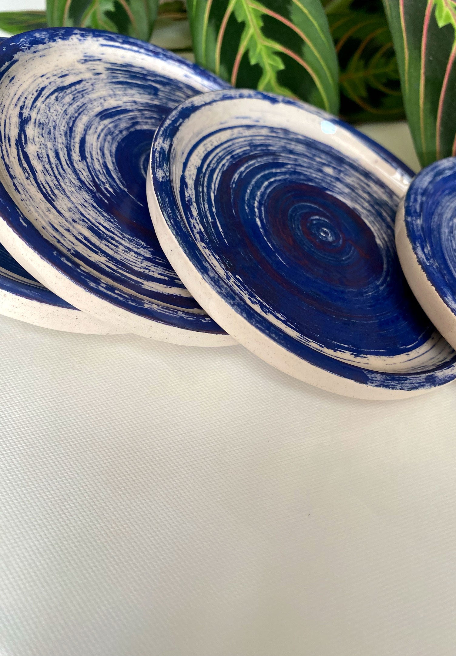 Posavasos en cerámica hechos y pintados a mano, color azul cobalto en la referencia ondas