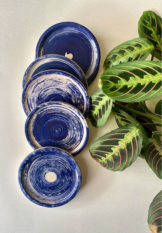 Posavasos en cerámica hechos y pintados a mano, color azul cobalto en la referencia ondas