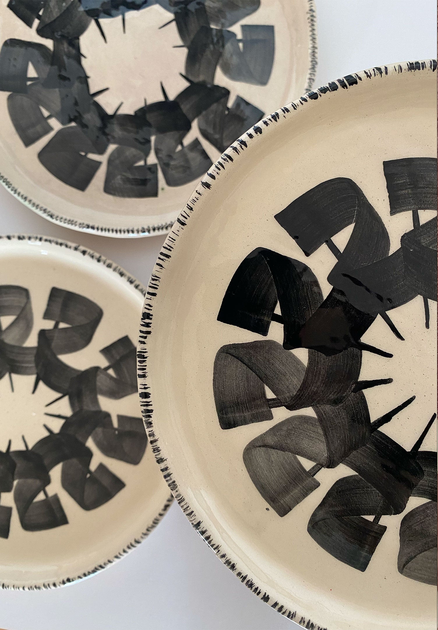 Posavasos en cerámica hechos y pintados a mano, color negro carbón en la referencia RRR